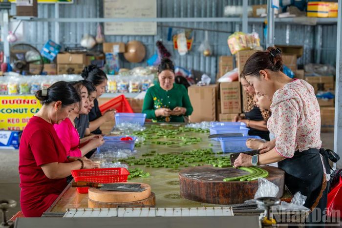 Một trong những trải nghiệm không thể bỏ qua khi đến Cù lao Thới Sơn chính là ghé thăm các cơ sở sản xuất kẹo dừa thủ công.