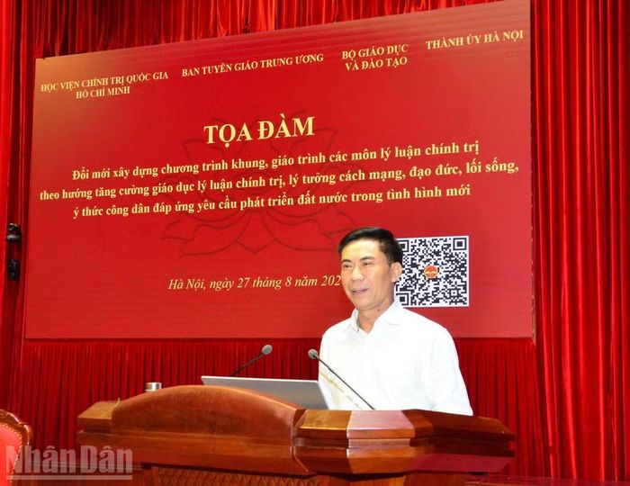 Đồng chí Đoàn Văn Báu, Vụ trưởng Vụ Lý luận chính trị, Ban Tuyên giáo Trung ương trao đổi tại tọa đàm. (Ảnh: PHẠM CƯỜNG)