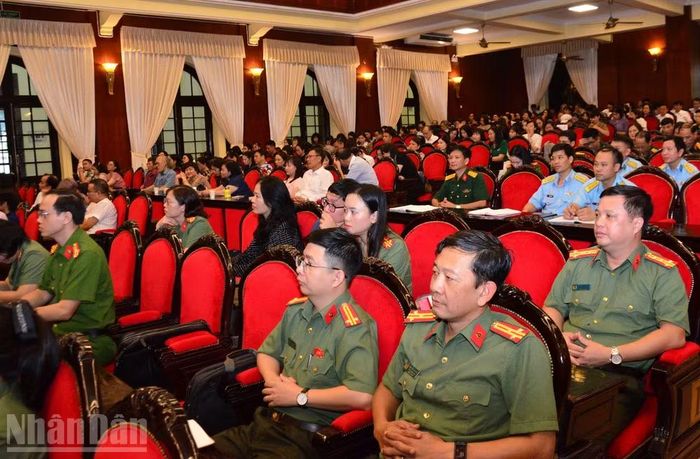 Các đại biểu tham dự bế mạc Hội nghị toàn quốc bồi dưỡng, tập huấn lý luận chính trị năm 2026 cho đội ngũ cán bộ, giảng viên, giáo viên trong hệ thống giáo dục quốc dân. (Ảnh: PHẠM CƯỜNG)
