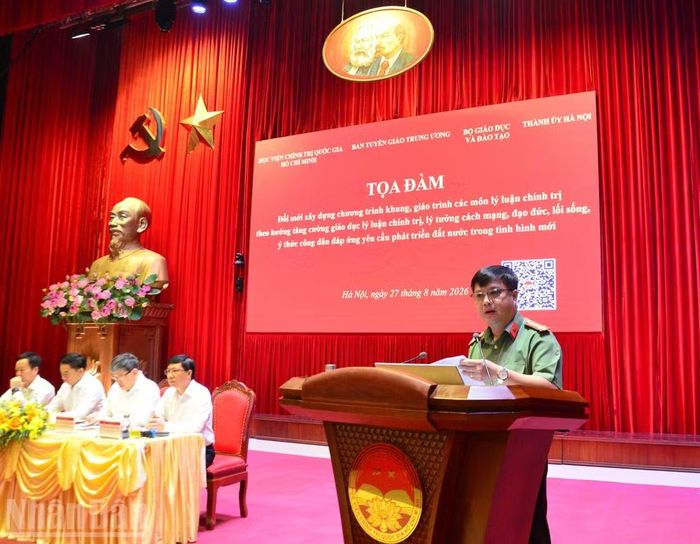 Đại biểu Học viện An ninh nhân dân tham luận tại tọa đàm. (Ảnh: PHẠM CƯỜNG)