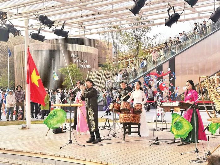 Các nghệ sĩ Việt Nam biểu diễn tại một sân khấu ngoài trời ở Expo 2025.. Ảnh: NVCC