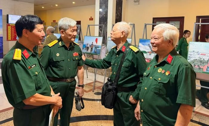 Các cựu chiến binh cùng nhau ôn lại ký ức về biển đảo, tình đồng đội. (Ảnh: HÀ NAM)