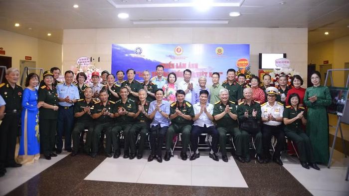 Các tác giả và khách mời tham dự triển lãm chụp ảnh lưu niệm. (Ảnh: HOÀNG LINH)