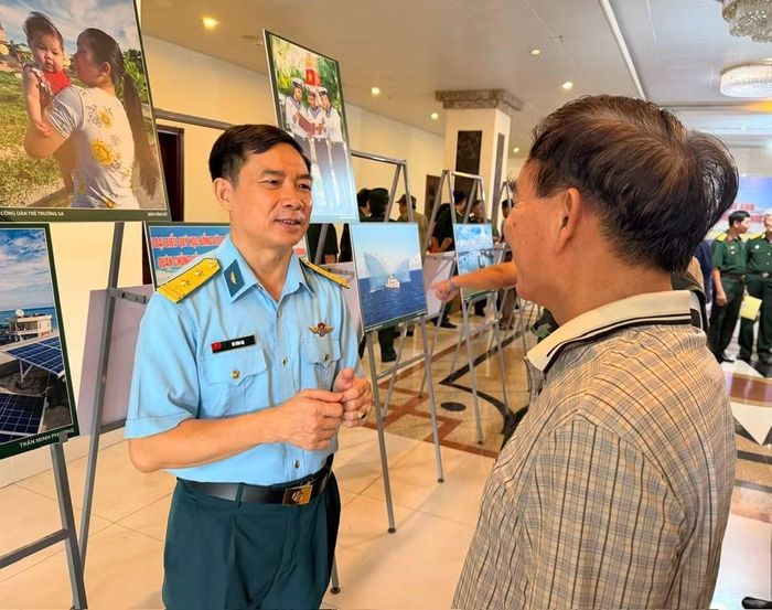 Nhà báo Vũ Hải Hạ (trái) chia sẻ về quá trình thực hiện các tác phẩm. (Ảnh: HÀ NAM)