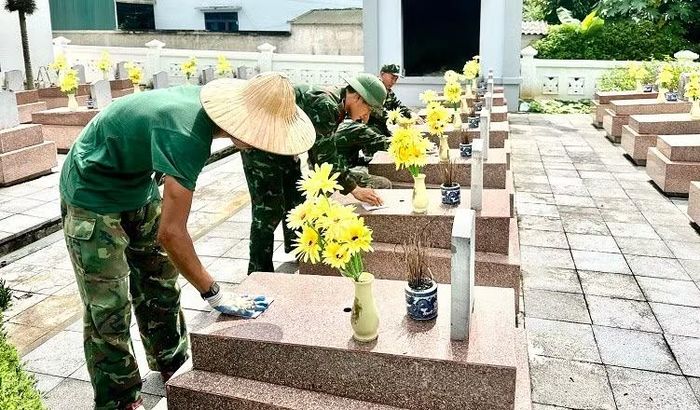 Sau hoàn nguyên, các chiến sĩ lại cẩn thận lau dọn trên từng phần mộ bảo đảm trang nghiêm. (Ảnh: LÊ LAN)