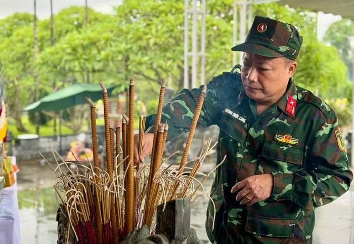 Đại tá Dương Quốc Long, Phó Chính ủy Bộ Chỉ huy quân sự tỉnh Điện Biên dâng hương viếng các Anh hùng liệt sĩ tại Nghĩa trang Liệt sĩ Độc Lập. (Ảnh: LÊ LAN)