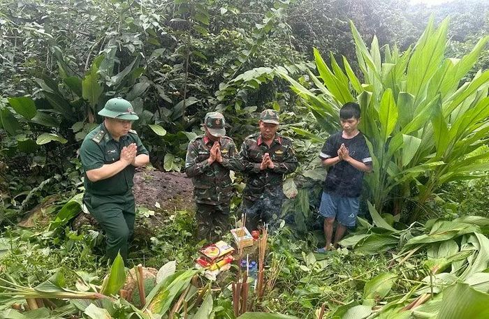 Cán bộ, chiến sĩ Bộ Chỉ huy quân sự tỉnh Điện Biên thực hiện khảo sát các phần mộ khi tiếp nhận thông tin mộ bộ đội do nhân dân bản Phiêng Lơi, phường Điện Biên Phủ cung cấp. (Ảnh: LÊ LAN)