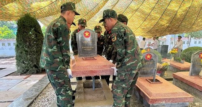 Cán bộ, chiến sĩ Bộ Chỉ huy quân sự tỉnh Điện Biên tỉ mẩn hoàn nguyên từng phần mộ sau khi hoàn thành khai quật, lấy mẫu. (Ảnh: LÊ LAN)
