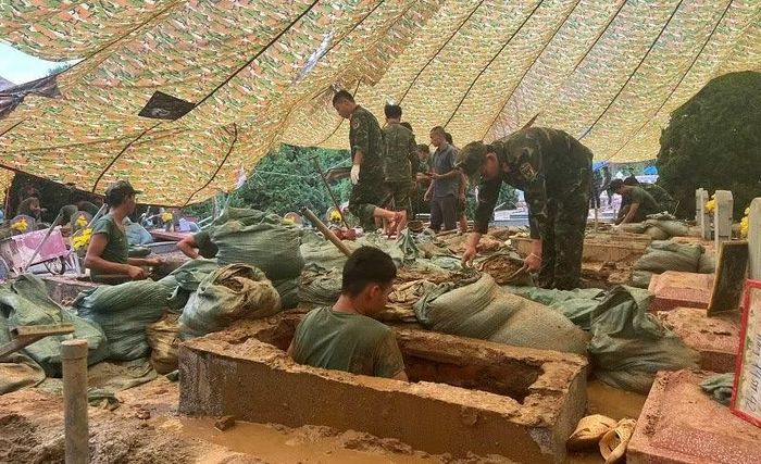 Nhiều phần mộ ở Nghĩa trang Liệt sĩ Độc Lập phải đào sâu gần 2m mới tìm được mẫu nhưng các chiến sĩ đều không quản ngại vất vả. (Ảnh: LÊ LAN)