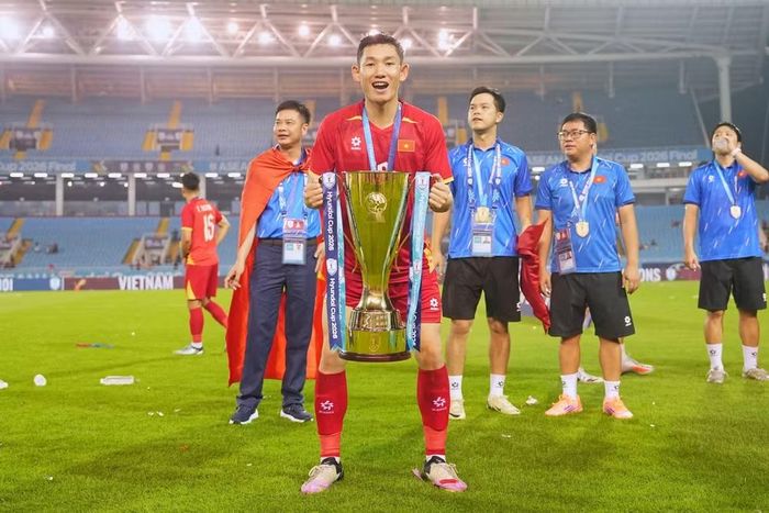 Hai Long và chiếc cúp vô địch ASEAN Cup 2026.