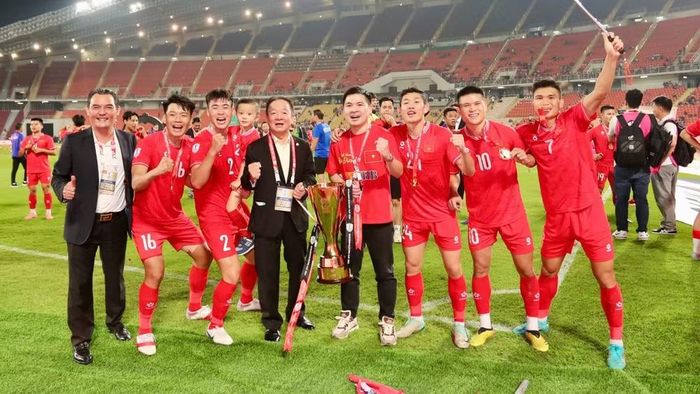 Các cầu thủ Hà Nội FC cùng lãnh đạo câu lạc bộ ăn mừng chức vô địch của đội tuyển Việt Nam.