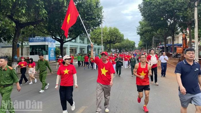 Không khí sôi nổi trong chương trình "Cùng Việt Nam tiến bước" năm 2025 tại Đắk Lắk. (Ảnh: NGUYỄN CÔNG LÝ)