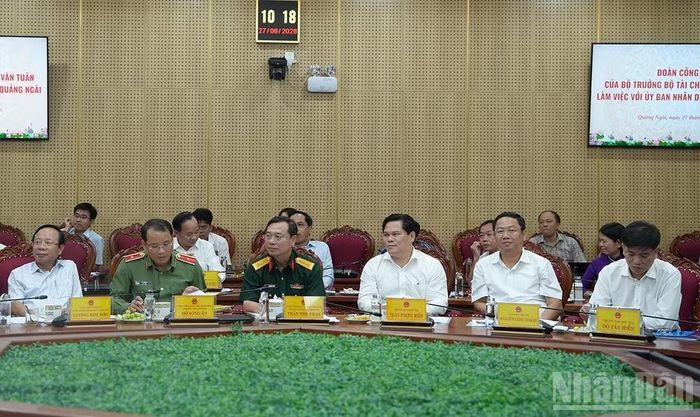 Các đại biểu tham dự buổi làm việc. (Ảnh: HIỂN CỪ)