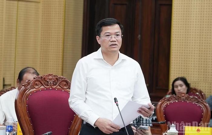 Chủ tịch Ủy ban nhân dân tỉnh Quảng Ngãi Nguyễn Đức Tâm báo cáo và nêu các kiến nghị tại buổi làm việc. (Ảnh: HIỂN CỪ)
