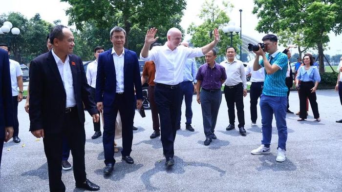 Chủ tịch FIFA Gianni Infantino cùng đoàn công tác tham quan công trình Sân vận động PVF đang được xây dựng tại xã Nghĩa Trụ, tỉnh Hưng Yên. (Ảnh: Ban tổ chức)