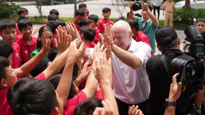 Các học viên Trung tâm PVF chào đón Chủ tịch FIFA Gianni Infantino. (Ảnh: Ban tổ chức)
