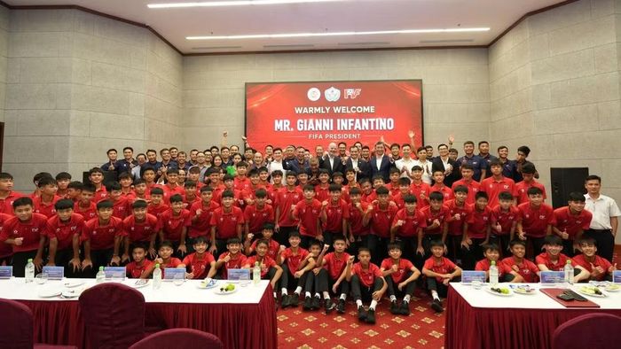 Chủ tịch FIFA Gianni Infantino và Tổng Thư ký FIFA Mattias Grafstrom cùng các đại biểu chụp ảnh lưu niệm cùng các học viên Trung tâm PVF. (Ảnh: Ban tổ chức)