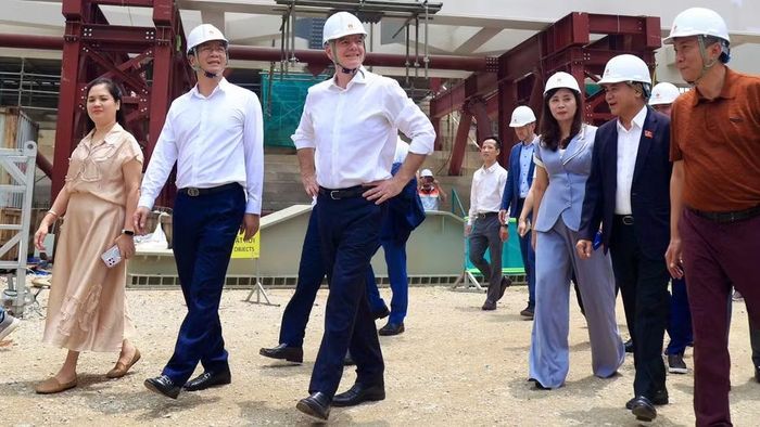 Chủ tịch FIFA Gianni Infantino cùng đoàn công tác tham quan công trình Sân vận động PVF đang được xây dựng tại xã Nghĩa Trụ, tỉnh Hưng Yên. (Ảnh: Ban tổ chức)