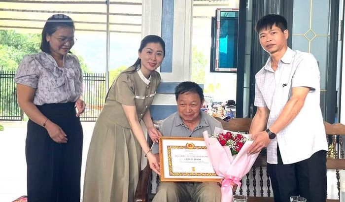 Do sức khỏe yếu, đi lại khó khăn, đoàn công tác do đồng chí Cầm Thị Huyền Trang, Bí thư Đảng ủy xã Muổi Nọi đã trực tiếp đến nhà trao tặng Huy hiệu 35 tuổi Đảng cho đảng viên Lèo Văn Thành, bản Buống Khoang. (Ảnh: QUỲNH LIÊN)