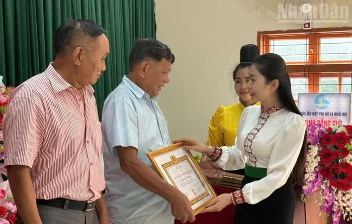 Trong đợt 2/9, Đảng bộ xã Muổi Nọi có tổng số 20 đồng chí đảng viên được trao tặng Huy hiệu 65 năm, 45 năm và 35 năm tuổi Đảng. (Ảnh: QUỲNH LIÊN)