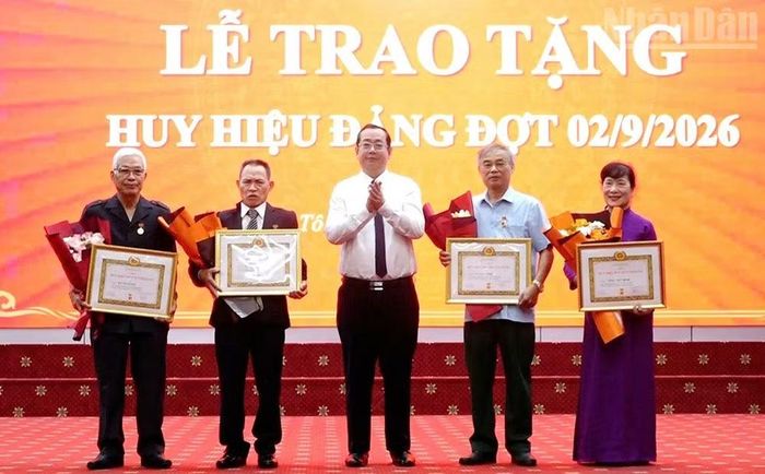Đồng chí Tòng Thế Anh, Bí thư Đảng ủy phường Tô Hiệu, tỉnh Sơn La trao Huy hiệu Đảng cho các đảng viên thuộc các chi bộ trên địa bàn phường. (Ảnh: QUỐC TUẤN)
