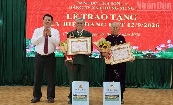 Đồng chí Lò Minh Hùng, Phó Bí thư Thường trực Tỉnh ủy, Chủ tịch Hội đồng nhân dân tỉnh Sơn La trao Huy hiệu 65 năm và 60 năm tuổi Đảng cho các đảng viên các chi bộ thuộc Đảng bộ xã Chiềng Mung. (Ảnh: QUỐC TUẤN)
