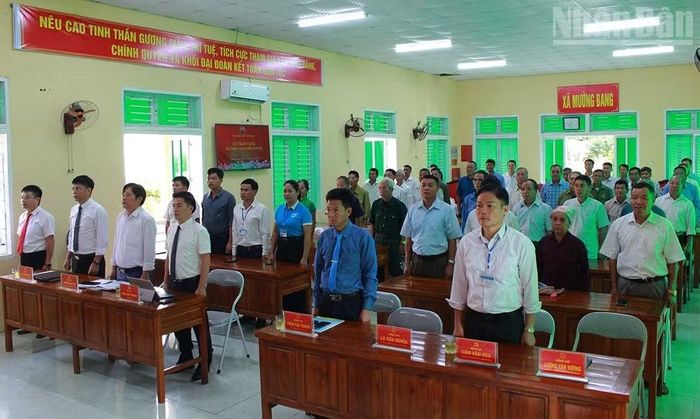 Trong dịp này, tại các xã, phường của tỉnh Sơn La đều tổ chức trao Huy hiệu Đảng đợt 2/9 cho các đảng viên. (Ảnh: THÁI BÌNH)