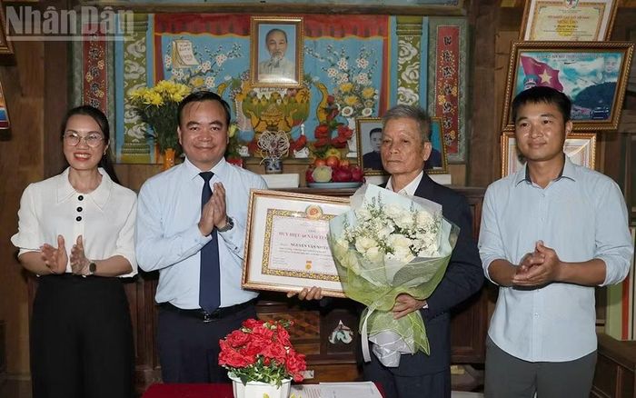 Đồng chí Hà Trung Chiến, Phó Chủ tịch Thường trực Ủy ban nhân dân tỉnh Sơn La và lãnh đạo xã Mường Cơi trao tặng Huy hiệu 60 năm tuổi Đảng cho đảng viên Nguyễn Văn Nhiều, Chi bộ bản Hưng Cơi. (Ảnh: QUỐC TUẤN)