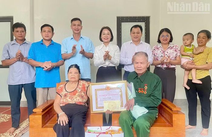 Lãnh đạo xã Gia Phù trao Huy hiệu 60 năm tuổi Đảng cho đảng viên Lò Văn Lương, đảng viên sinh hoạt tại chi bộ Bản Bùa Thượng, Đảng bộ xã Gia Phù. (Ảnh: VĂN THANH)