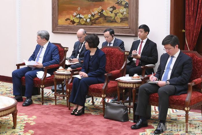 Các đại biểu tham dự cuộc tiếp.