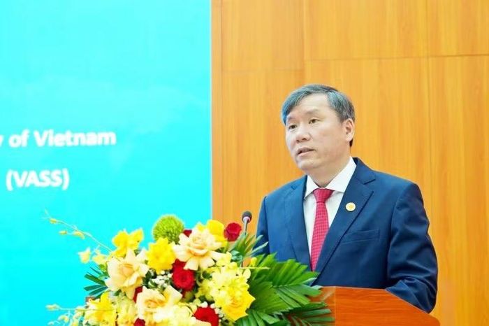 Giáo sư, Tiến sĩ Lê Văn Lợi phát biểu tại hội thảo.