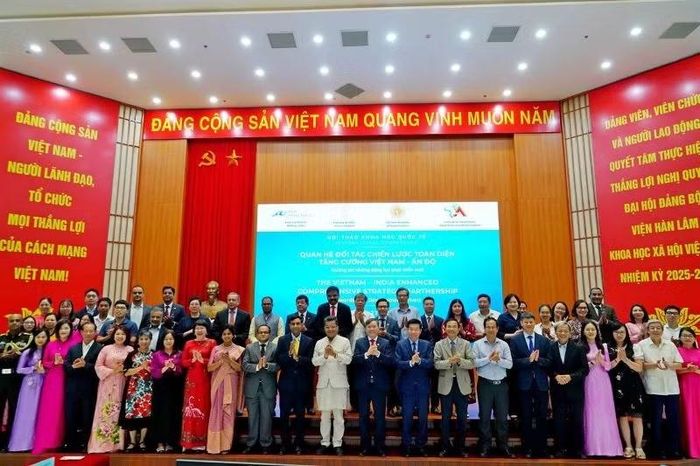 Các đại biểu tham dự chụp ảnh lưu niệm