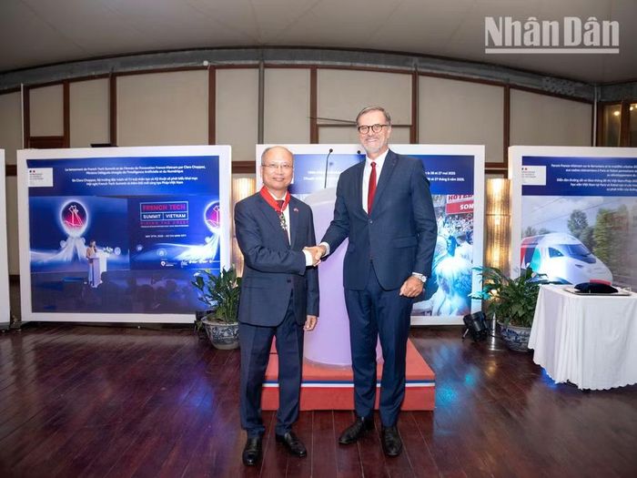 Đại sứ Pháp tại Việt Nam Olivier Brochet trao Bắc đẩu Bội tinh cho nguyên Đại sứ Đinh Toàn Thắng. (Ảnh: MINH DUY)