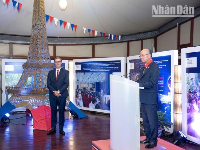 Nguyên Đại sứ Đinh Toàn Thắng xúc động phát biểu bày tỏ niềm vinh dự khi nhận phần thưởng quốc gia cao quý của Cộng hòa Pháp. (Ảnh: MINH DUY)