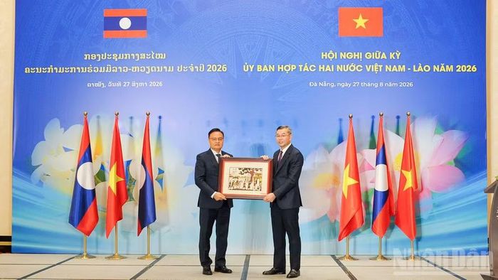 Hai bên trao quà lưu niệm. (Ảnh: CÔNG VINH)