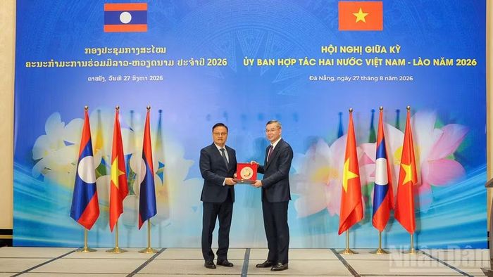 Hai bên trao quà lưu niệm. (Ảnh: CÔNG VINH)