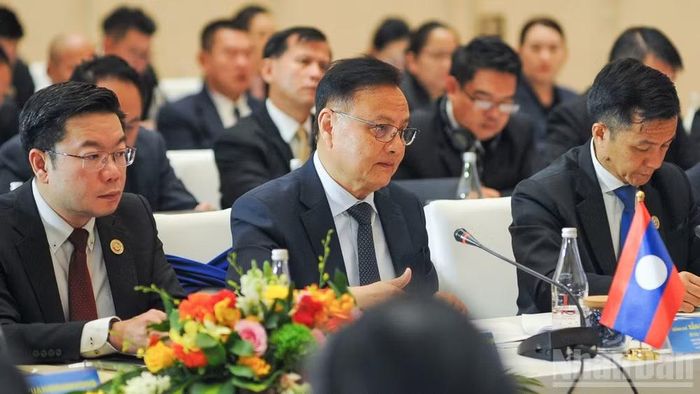 Phó Thủ tướng, Bộ trưởng Tài chính Lào, Chủ tịch Ủy ban hợp tác Lào-Việt Nam Santiphab Phomvihane (ngồi giữa) phát biểu trao đổi tại hội nghị. (Ảnh: CÔNG VINH)