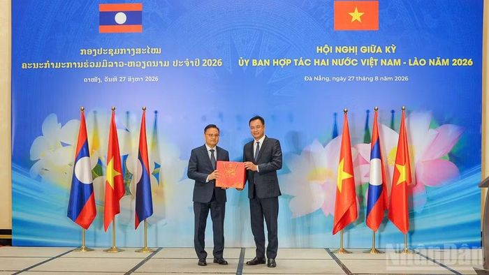 Bí thư Thành ủy Đà Nẵng Lê Ngọc Quang (bên phải) trao quà lưu niệm. (Ảnh: CÔNG VINH)