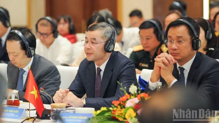Bộ trưởng Tài chính Việt Nam, Chủ tịch Ủy ban hợp tác Việt Nam-Lào Ngô Văn Tuấn (ngồi giữa) phát biểu trao đổi tại hội nghị.