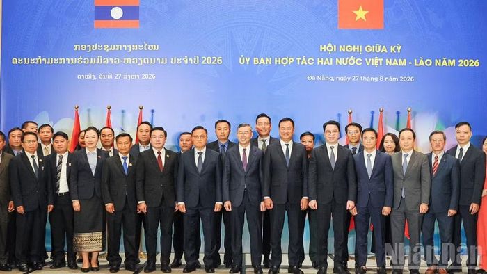 Đại biểu hai nước chụp hình lưu niệm. (Ảnh: CÔNG VINH)