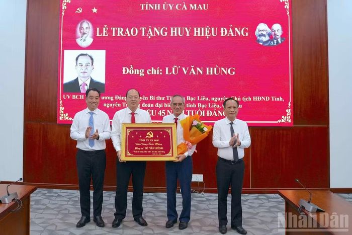 Bí thư Tỉnh ủy Cà Mau Nguyễn Hồ Hải (thứ hai từ trái sang) cùng 2 cấp phó là: Lữ Quang Ngời, Chủ tịch Ủy ban nhân dân tỉnh (bìa trái) và Phạm Văn Thiều, Chủ tịch Hội đồng nhân dân tỉnh (bìa phải), trao Khánh vàng, Huy hiệu 45 năm tuổi Đảng và tặng hoa chúc mừng đồng chí Lữ Văn Hùng, nguyên Ủy viên Trung ương Đảng, nguyên Bí thư Tỉnh ủy Bạc Liêu, nguyên Trưởng đoàn Đại biểu Quốc hội tỉnh Cà Mau. (ảnh HỮU TÙNG).