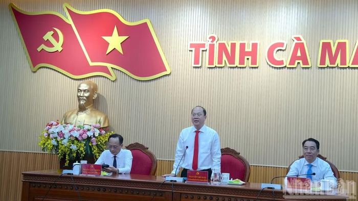 Đồng chí Nguyễn Hồ Hải, Ủy viên Trung ương Đảng, Bí thư Tỉnh ủy Cà Mau (đứng giữa) phát biểu tại buổi lễ trao Huy hiệu Đảng. (ảnh HỮU TÙNG).