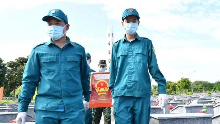 Lực lượng chức năng làm nhiệm vụ tại Nghĩa trang liệt sĩ Hòn Đất. (Ảnh: THU HƯƠNG).