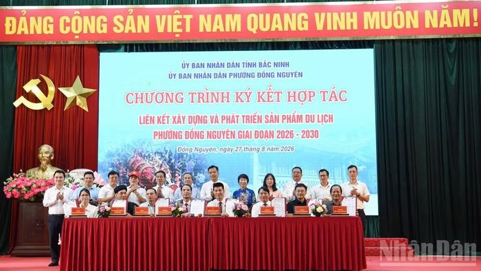 Ký kết hợp tác liên kết xây dựng và phát triển sản phẩm du lịch phường Đồng Nguyên. (Ảnh: AN TRÂN)