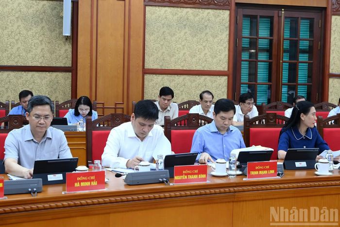 Các đại biểu tham dự cuộc làm việc.