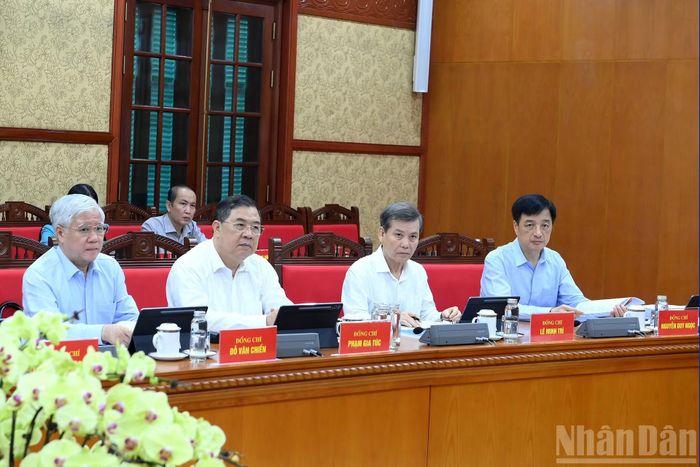 Các đồng chí lãnh đạo Đảng, Nhà nước và các đại biểu tham dự cuộc làm việc.