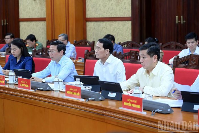 Các đại biểu tham dự cuộc làm việc.