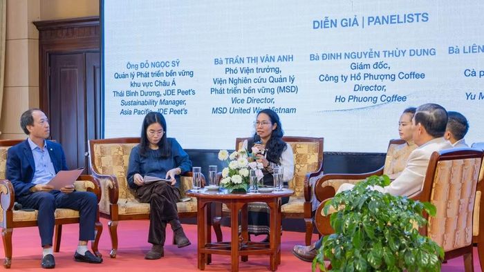 Các diễn giả chia sẻ tại phiên họp. (Ảnh: Ban tổ chức)