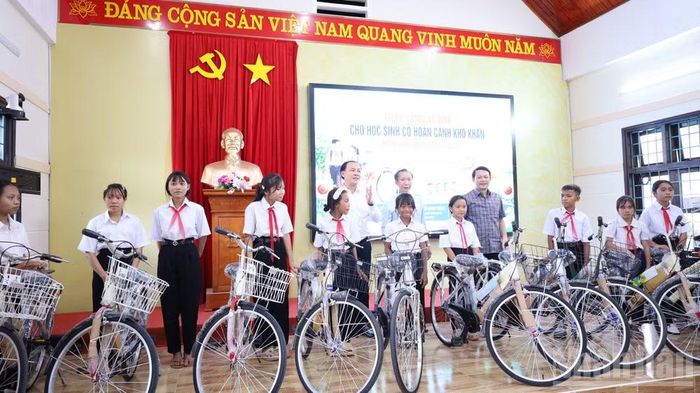 Trao quà cho học sinh có hoàn cảnh khó khăn tại xã La Lay, tỉnh Quảng Trị. (Ảnh: HIẾU MINH)