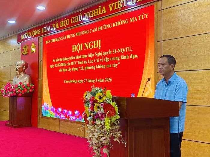 Đồng chí Vũ Hùng Dũng, Bí thư Đảng ủy, kiêm Trưởng ban Chỉ đạo xây dựng phường Cam Đường không ma túy phát biểu chỉ đạo hội nghị tổng kết 6 tháng. (Ảnh: TÂM THỜI)